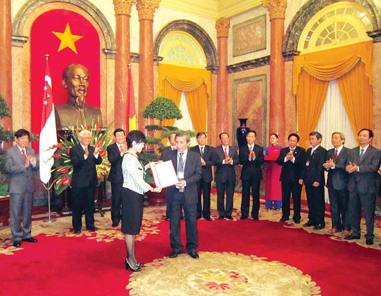 Chủ tịch UBND tỉnh Cao Khoa trao Giấy chứng nhận đầu tư Dự án VSIP Quảng Ngãi.           Ảnh: T.L