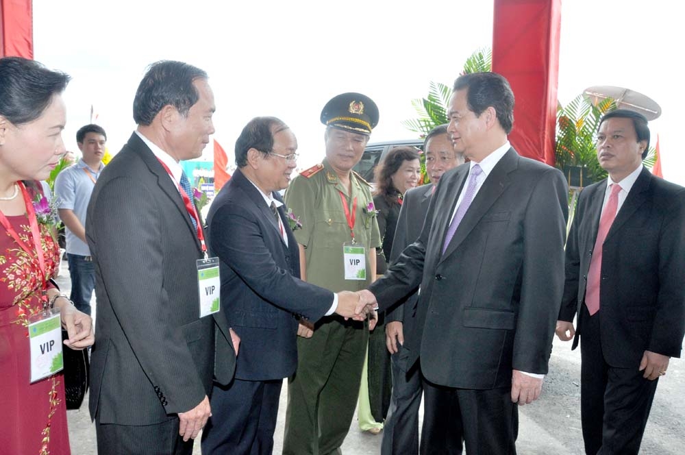 Thủ tướng Nguyễn Tấn Dũng bắt tay lãnh đạo tỉnh Quảng Ngãi.