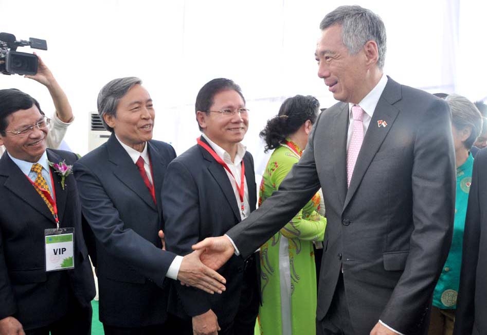 Lãnh đạo tỉnh Quảng Ngãi đón chào Thủ tướng Singapore đến dự lễ khởi công.