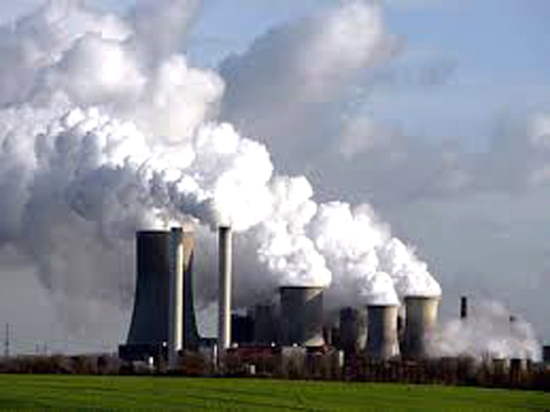 Các hóa chất, chất tẩy từ các nhà máy... là một trong những nguyên nhân gây ra sự phá hủy của tầng Ozôn.