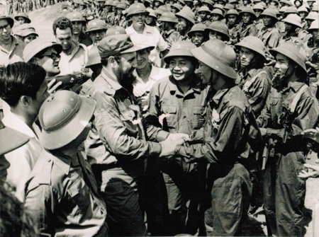 Chủ tịch Fidel Castro thăm các chiến sỹ tại Quảng Trị. Ảnh tư liệu