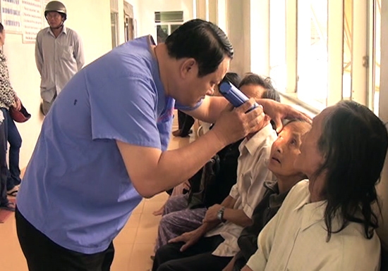 Mỗi ngày có khoảng hơn 80 trường hợp bị đau mắt đỏ đến khám tại Khoa mắt, Bệnh viện Đa khoa Quảng Ngãi