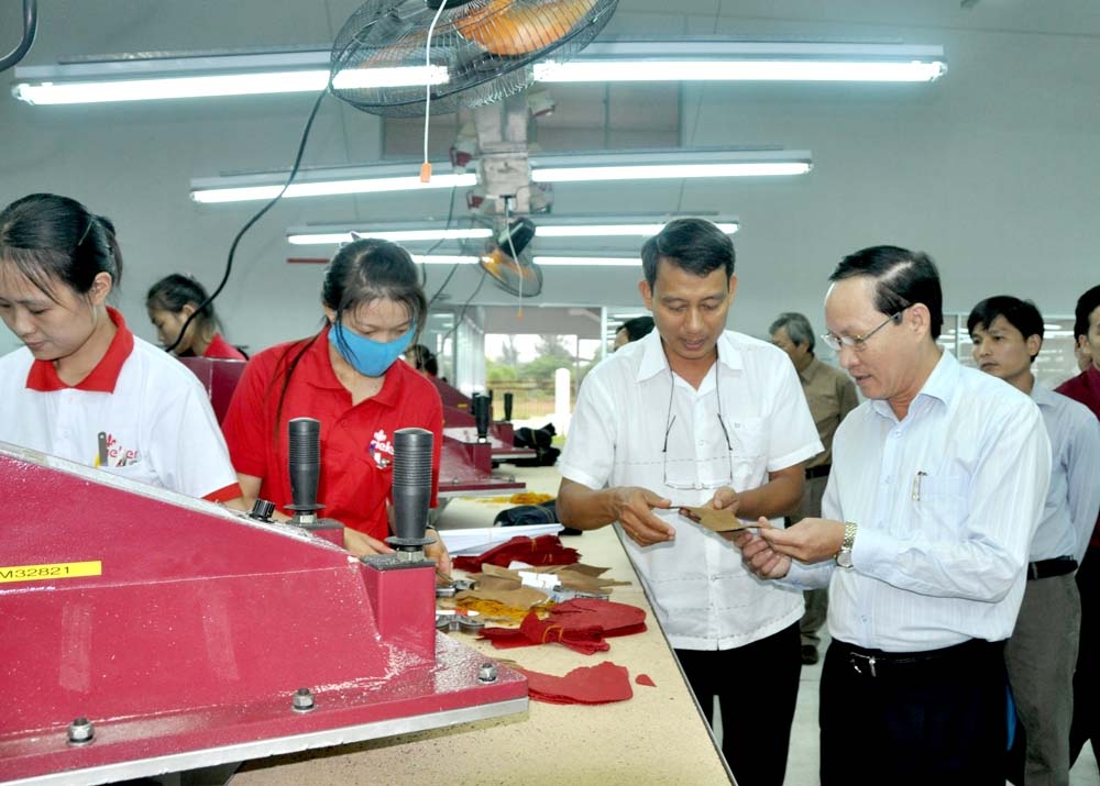 Phó Bí thư Thường trực Tỉnh ủy, Chủ tịch HĐND tỉnh Quảng Ngãi Phạm Minh Toản tìm hiểu sản xuất tại Công ty giày