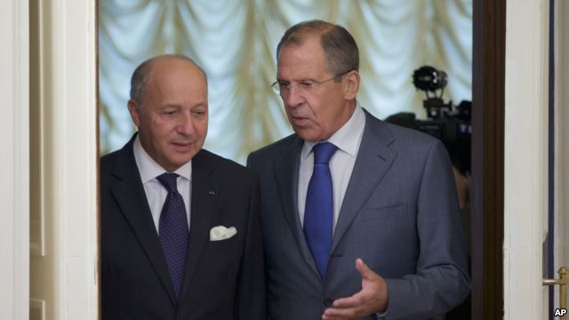 Ngoại trưởng Pháp Laurent Fabius và Ngoại trưởng Nga Sergey Lavrov trước cuộc họp ở Mát-xcơ-va ngày 17/9/2013.