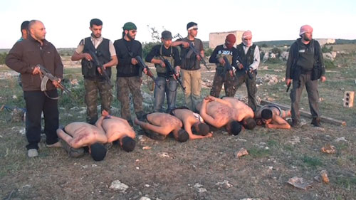 Một vụ hành quyết binh sĩ Syria của các tay súng nổi dậy - Ảnh: The New York Times