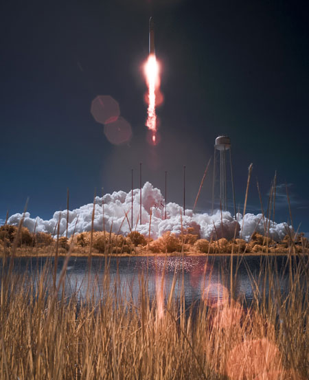 Tên lửa đẩy Antares mang theo tàu Cygnus rời bệ phóng tại Virginia - Ảnh: AFP