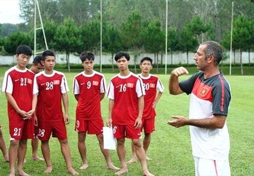 Thầy trò HLV Guilluame có nhiều khả năng vô địch U19 Đông Nam Á (ảnh: Vietnamnet)