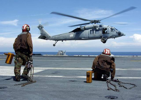 Một trực thăng MH-60S Knighthawk hạ cánh trên tàu sân bay Mỹ. (Ảnh minh họa)