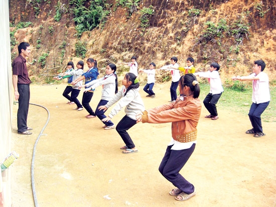 Một tiết thể dục của học sinh Trường THCS Sơn Mùa (Sơn Tây).