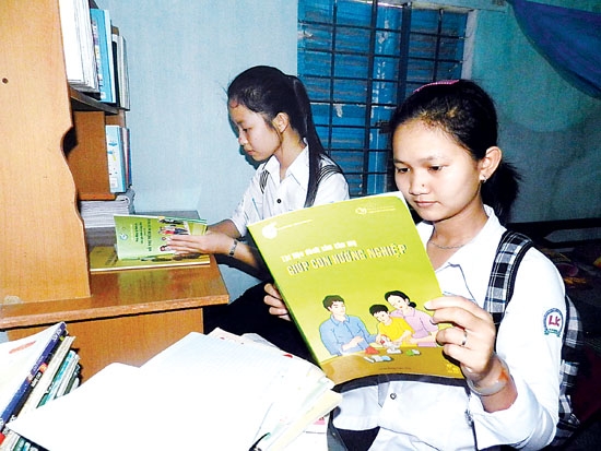 Các em học sinh Trường THPT chuyên Lê Khiết tìm hiểu sách hướng nghiệp