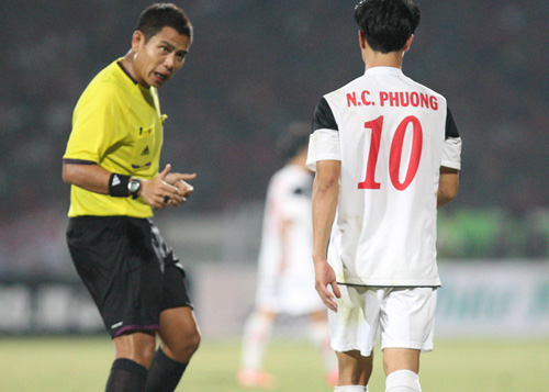 Trọng tài Udon gây bức xúc vì quá thiên vị đội Indonesia - Ảnh: Anh Đức
