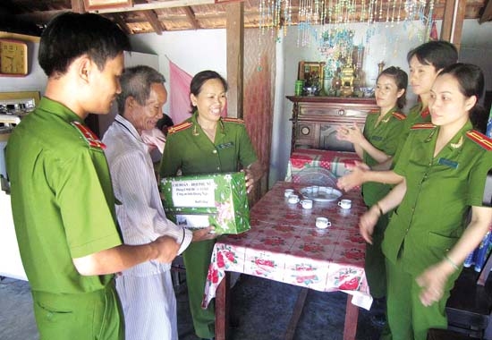 Chi đoàn Phòng Cảnh sát QLHC về TTXH thăm, tặng quà cho ông Nguyễn Có là cựu thanh niên xung phong ở xã Phổ Cường (Đức Phổ).