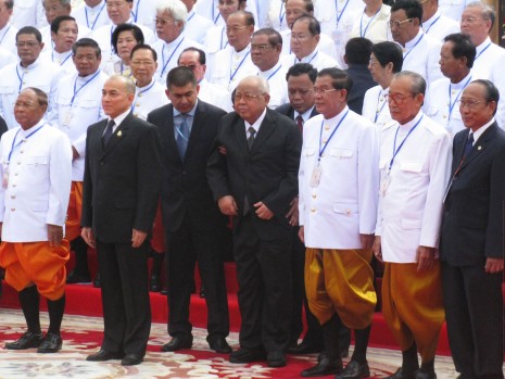 Quốc vương Campuchia Norodom Sihamoni (thứ 2 bên trái) chụp ảnh cùng các nhà  lãnh đạo và thành viên Quốc hội khóa V Campuchia sau phiên họp khai mạc  Quốc hội Campuchia sáng ngày 23/9 (Ảnh: Colin Meyn/The Cambodia Daily)