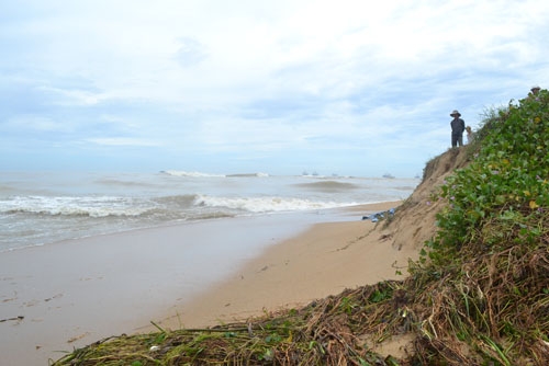 hiều hồ nuôi tôm dọc theo bờ biển thôn Phổ Trường, xã Nghĩa An, bị sóng lớn cuốn phăng ra biển. Ảnh: B