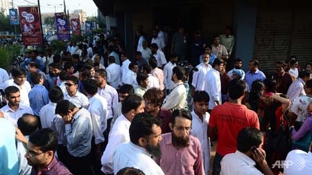 Nhiều người dân tại thành phố Karachi đã đổ ra đường sau động đất
