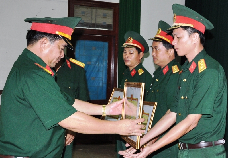 Đại tá Trịnh Đình Thạch- Chỉ huy trưởng Bộ Chỉ huy quân sự tỉnh trao giấy khen cho các tập thể có thành tích xuất sắc