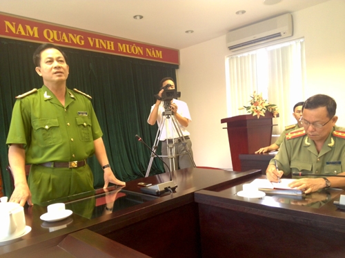 Đại tá Nguyễn Văn Kim, PGĐ Công an tỉnh Đồng Nai (bìa trái), thông tin vụ việc với báo chí. Ảnh:nld.com.vn
