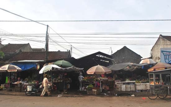  Lối vào chợ Thu Lộ nhìn từ đường Nguyễn Chánh bị tiểu thương chiếm dụng làm nơi buôn bán.