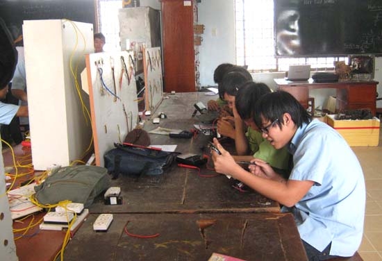 Con em lao động nông thôn học nghề tại Trường trung cấp Nghề Quảng Ngãi.    