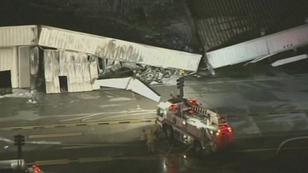 Nhà chứa máy bay bị sập sau vụ tai nạn.
