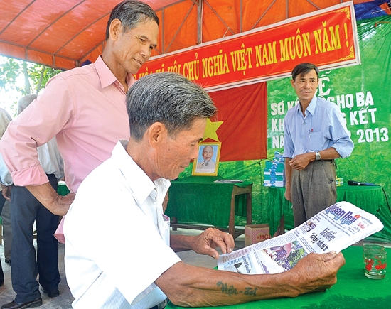 Người cao tuổi tộc họ Đặng (tộc 3 không) ở xã Bình Long, huyện Bình Sơn đọc báo vào mỗi dịp họp mặt.