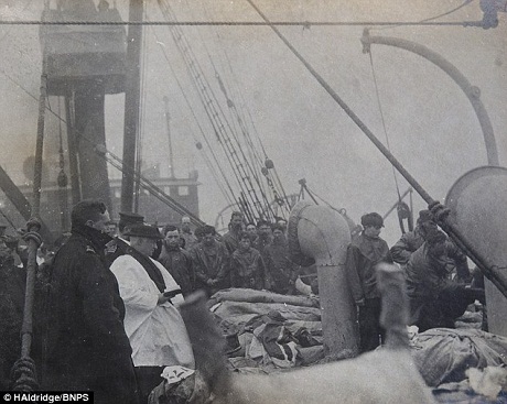 Bức ảnh đen trắng gây ám ảnh này được chụp trên khoang thuyền của một trong những con tàu cứu hộ làm nhiệm vụ trục vớt thi thể các nạn nhân xấu số, ra đi cùng con tàu Titanic. Những thi hài này được trục vớt 9 ngày sau khi xảy ra vụ tai nạn hàng hải kinh hoàng.