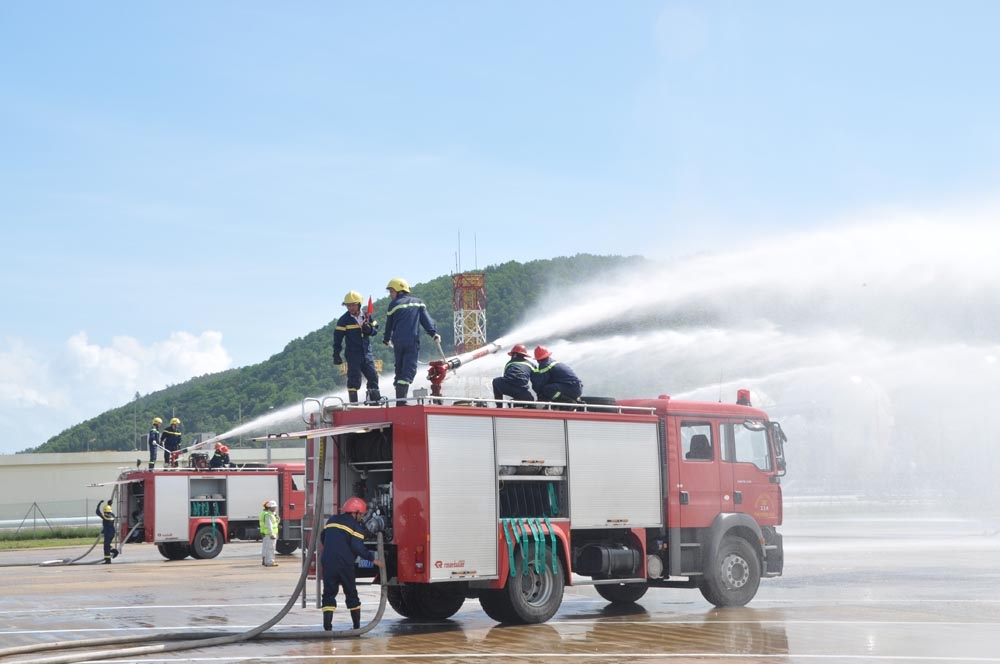 2 xe chữa cháy của công an tỉnh Quảng Ngãi cũng đã được huy động để tham gia chữa cháy.