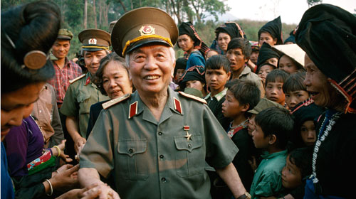Đại tướng Võ Nguyên Giáp thăm lại Điện Biên Phủ năm 1994.