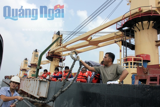 Thuyền viên tàu nước ngoài thả dây neo cố định qua tàu Cảng vụ hàng hải Quảng Ngãi