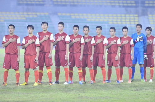 Đội U-19 VN tại lễ chào cờ trước trận gặp U-19 Đài Loan hôm 3-10 ở sân Cheras, Kuala Lampur, Malaysia. Ảnh: Sĩ Huyên
