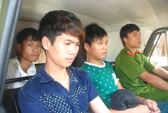 Nhóm đối tượng Dương Văn Ba, Trần Ngọc Thạch và Võ Duy Cương trên xe