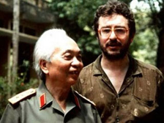 Đại tướng Võ Nguyên Giáp và nhà làm phim Daniel Roussel (Nguồn: VOV)