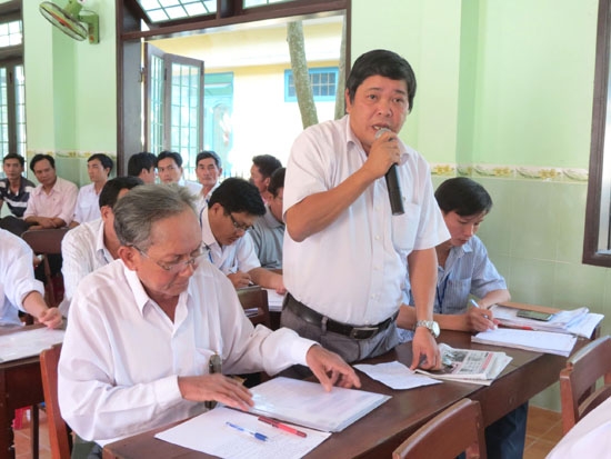 Cử tri Trương Quang Sinh, thôn An Sơn (Hành Dũng, Nghĩa Hành) kiến nghị tại buổi tiếp xúc cử tri.   