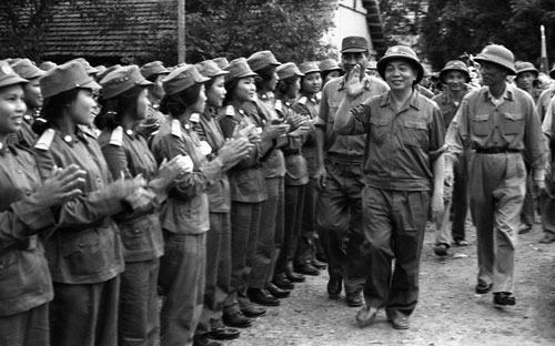       Đại tướng Võ Nguyên Giáp thăm đơn vị nữ thông tin và quân y  (tháng 5/1973). Ảnh: TTXVN