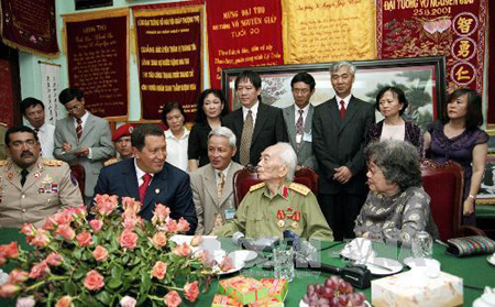 Cố tổng thống Venezuela Hugo Chavez tới thăm Đại tướng Võ Nguyên Giáp năm 2007 (Nguồn: TTXVN)