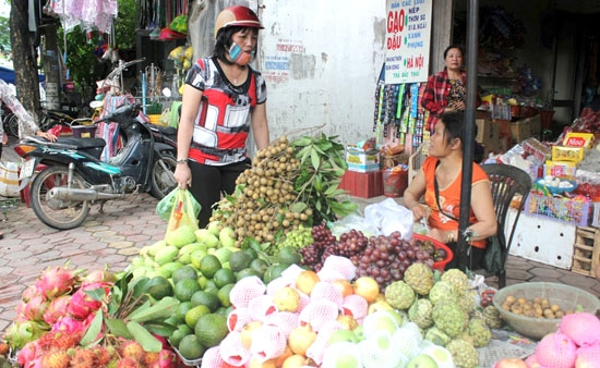 Người tiêu dùng đang chọn mua hoa quả tại chợ Thu Lộ (TP.Quảng Ngãi).