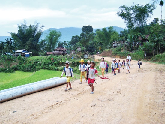 Cuối tuần học sinh Gò Da theo chân “giao liên” về thăm nhà.