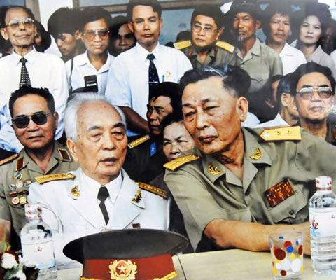  Đại tướng Võ Nguyên Giáp và Trung tướng Đồng Sỹ Nguyên tại Lễ kỷ niệm 40 năm bộ đội Trường Sơn đường Hồ Chí Minh (Ảnh: Nghệ sĩ nhiếp ảnh Nguyễn Trọng Nghị)