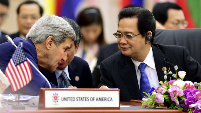 Thủ tướng Nguyễn Tấn Dũng và Ngoại trưởng Mỹ John Kerry tại diễn đàn Đông Á  - Ảnh: Reuters