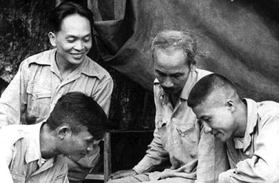Bức ảnh của AFP/Getty Image chụp Chủ tịch Hồ Chí Minh (thứ hai từ phải sang) và Tướng Võ Nguyên Giáp (thứ ba từ phải sang) xem xét một chiến dịch năm 1950.             Ảnh: Internet