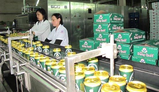 Dây chuyền sản xuất bia lon tại Nhà máy Bia Dung Quất.