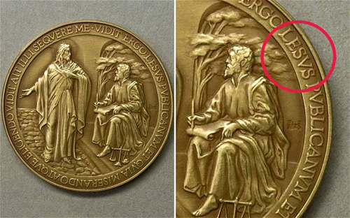 Lỗi sai chính tả trên huy chương của Vatican - Ảnh: The Telegraph
