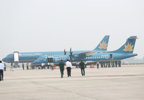 Hai chuyên cơ ATR 72 (gần) và A 321 đang đậu tại sân bay Nội Bài sáng ngày 10-10 để tổng duyệt lễ đưa tang. Ảnh: Mạnh Duy