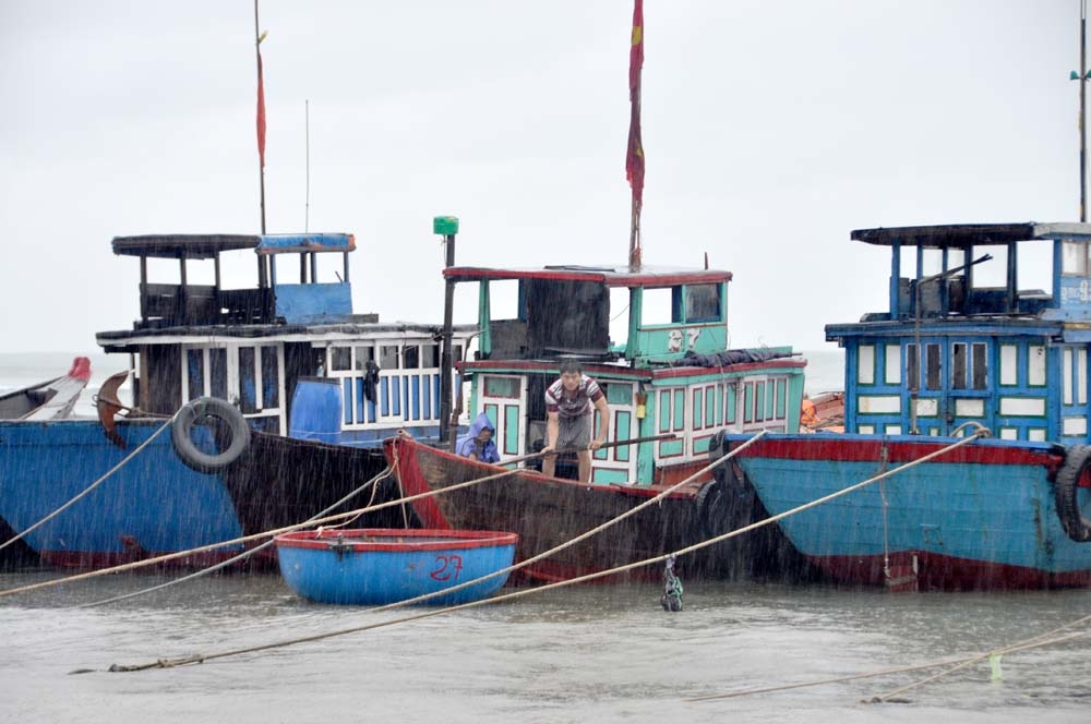 Tàu thuyền của ngư dân Bình Sơn đang tìm nơi neo trú bão.