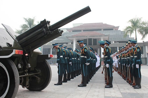 Đội tiêu binh danh dự Quân đội nhân dân Việt Nam và linh xa gắn lựu pháo sẵn sàng đưa Đại tướng về nơi an nghỉ cuối cùng. Ảnh: Người lao động
