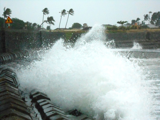 Gió bão tạo nên những con sóng bạc đầu cao từ 5 – 7 m liên tục đánh vào bờ.
