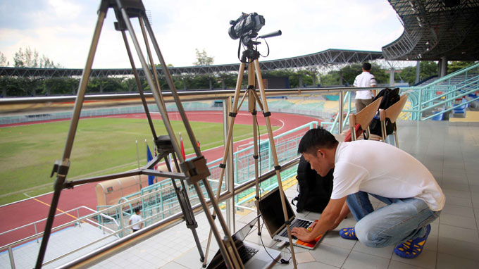 Hoài Ân sử dụng dịch vụ 4G để trực tiếp trận đấu của U-19 VN tại Malaysia với giá rẻ, chất lượng cao - Ảnh: Anh Tài