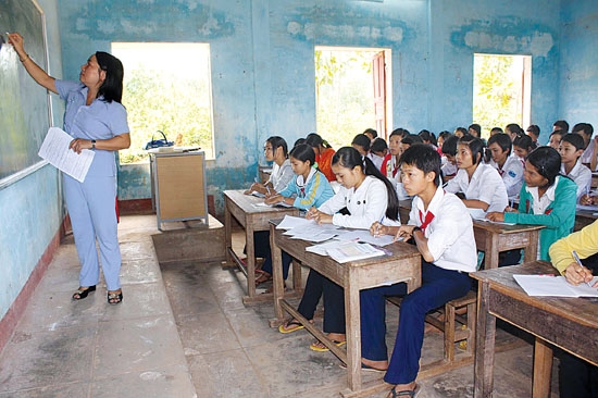 Công tác giáo dục cũng được Huyện uỷ Bình Sơn quan tâm lãnh đạo, chỉ đạo. Ảnh: Lớp học ở Trường THCS Bình An.