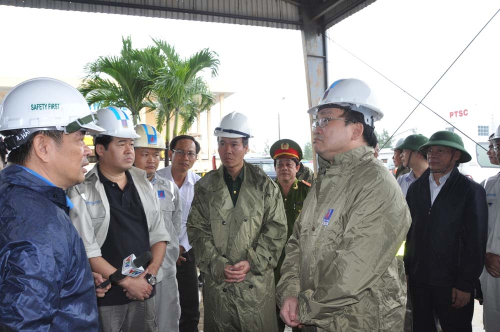 Phó Thủ tướng Chính phủ kiểm tra công tác phòng chống bão số 11 tại Cảng Dung Quất.