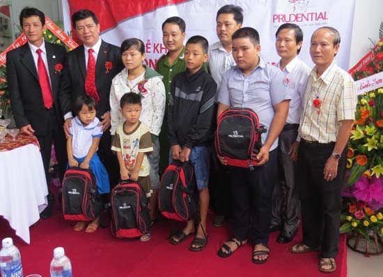 Trao học bổng cho học sinh nghèo Bình Sơn.